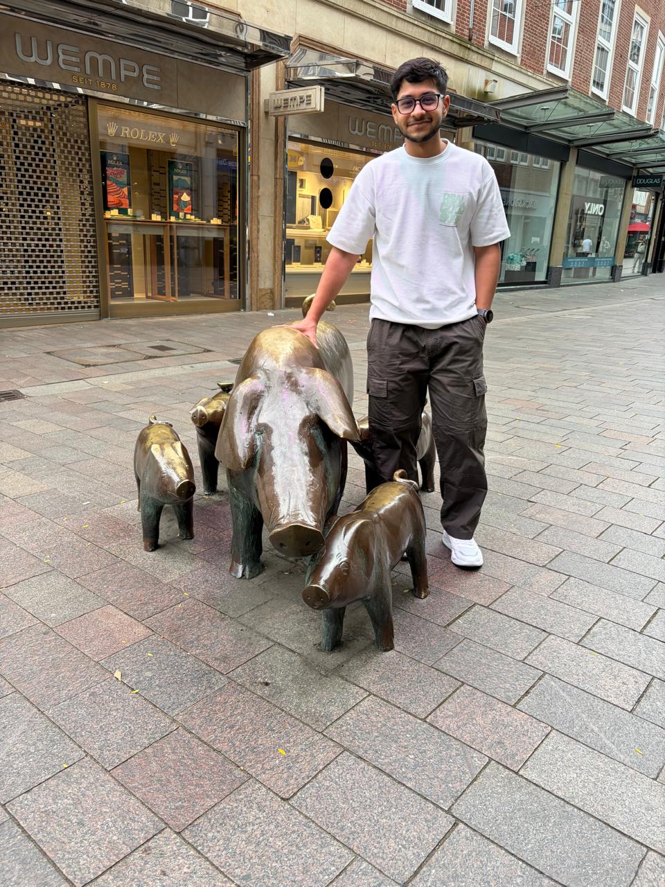 Bronze piglets
